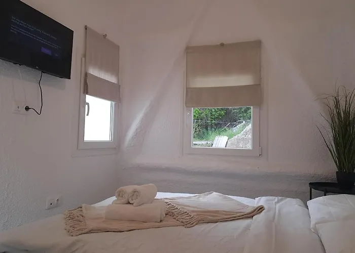 Funky, Cute Flat Close T Center *
