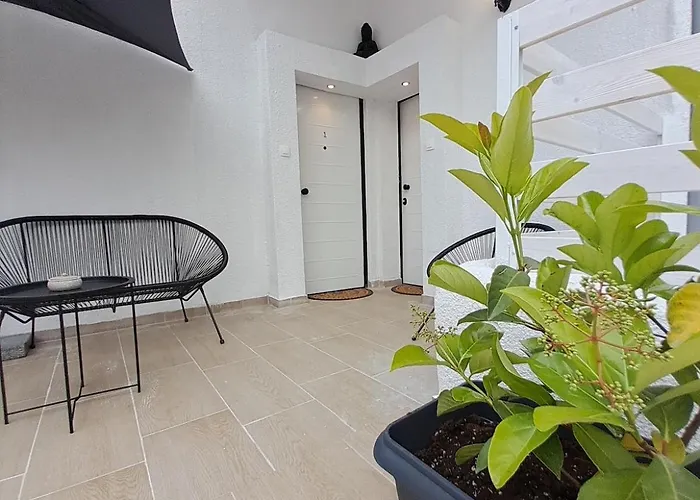 Funky, Cute Flat Close T Center