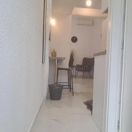 Funky, Cute Flat Close T Center Apartment