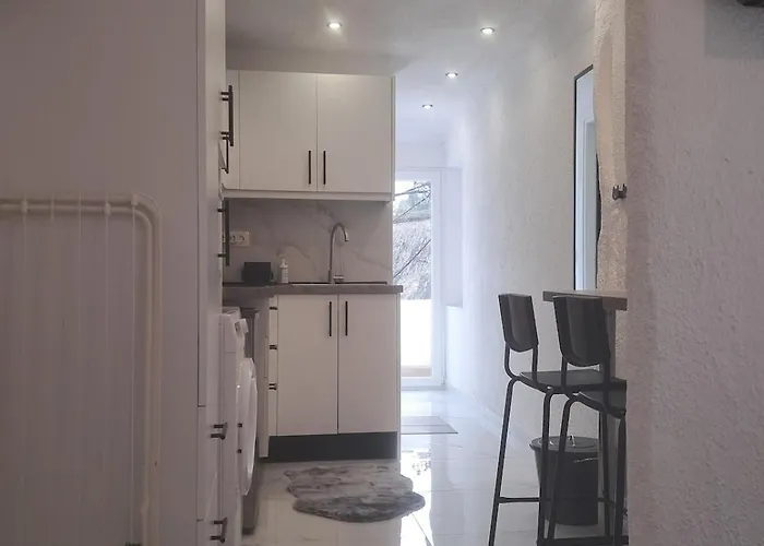 Funky, Cute Flat Close T Center