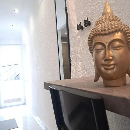 Funky, Cute Flat Close T Center *