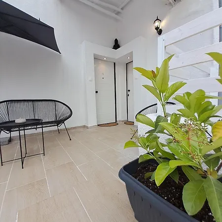 Funky, Cute Flat Close T Center