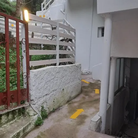 Funky, Cute Flat Close T Center *